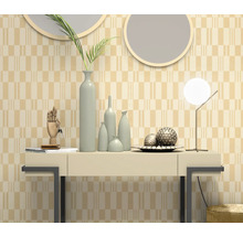 Decoratief interieur met console, vazen, spiegels en lamp