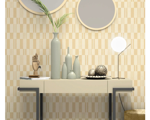 Decoratief interieur met console, vazen, spiegels en lamp