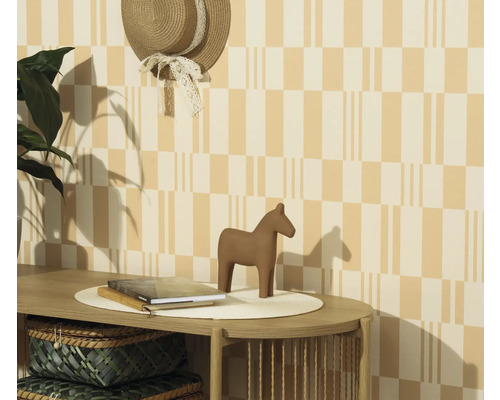 Decoratieve scène met tafel, boeken, houten paard en hoed aan de muur