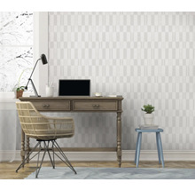 Studeerkamer met bureau, stoel, lamp en decoratie