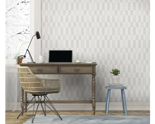 Studeerkamer met bureau, stoel, lamp en decoratie