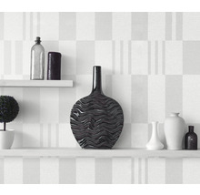 Decoratieve vazen op witte planken voor een muur met patroon