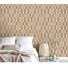 Slaapkamer met geometrisch behang, bed, lamp en decoratie