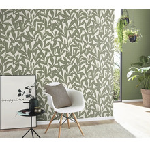 Kamer met behang met bladerenmotief, stoel en decoratie voor een stijlvolle sfeer.