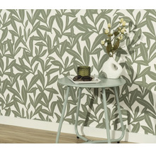 Scene met bladbehang, bijzettafel, vaas en decoratieve items