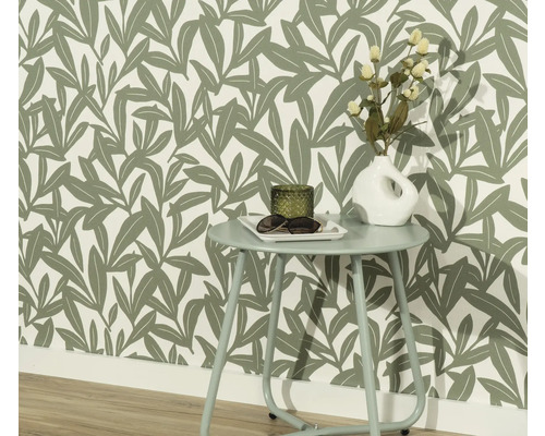 Scene met bladbehang, bijzettafel, vaas en decoratieve items