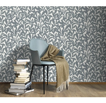 Decoratieve woonkamer met bloemenbehang, stoel en stapel boeken