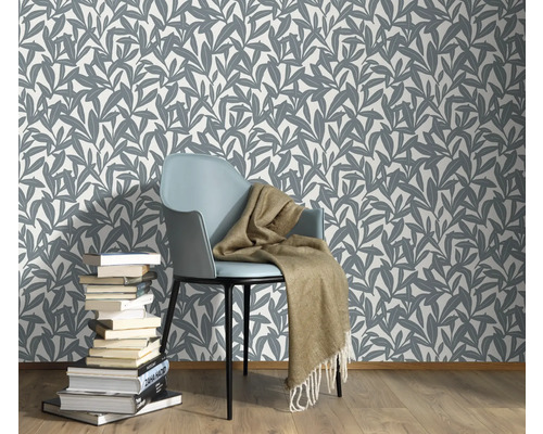 Decoratieve woonkamer met bloemenbehang, stoel en stapel boeken