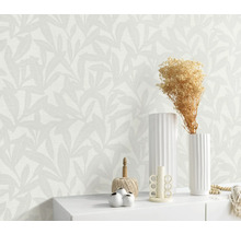 Decoratieve kamer met vliesbehang en bladdesign.