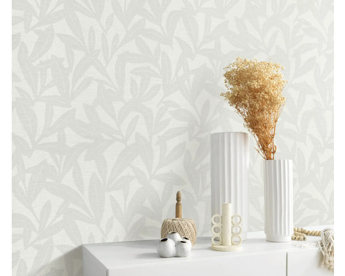 Decoratieve kamer met vliesbehang en bladdesign.