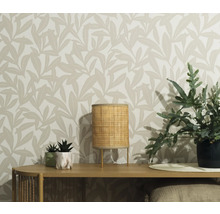 Decoratief interieur met tafel, lamp, planten en bedrukt behang