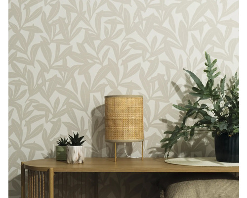 Decoratief interieur met tafel, lamp, planten en bedrukt behang