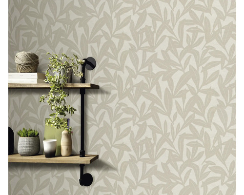 Woonkamer met planken en behang met bladmotief