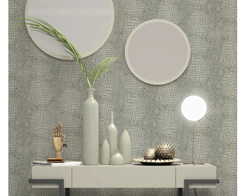 Decoratieve scène met behang in krokodillenleerlook, ronde spiegels, tafellamp en vazen op een dressoir