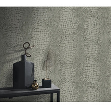 Gedetailleerde opname van een grijs behang met krokodillenhuidmotief in een kamer