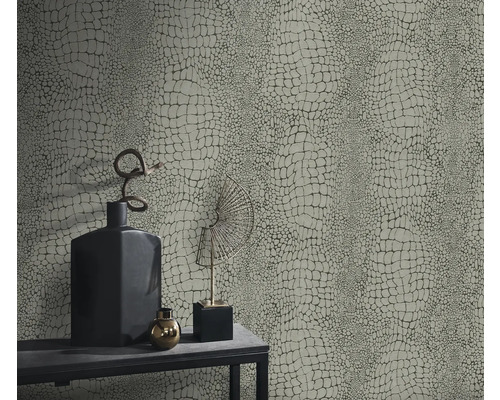 Gedetailleerde opname van een grijs behang met krokodillenhuidmotief in een kamer