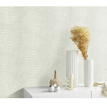 Decoratieve muur met krokodillenpatroon en witte vazen op een witte plank