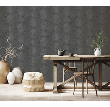 Kameroverzicht met eettafel, stoelen en wandbehang met reptielenpatroon