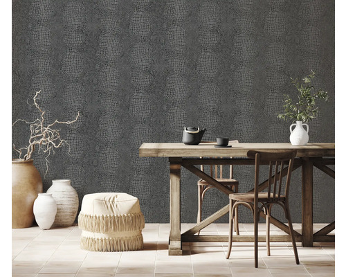 Kameroverzicht met eettafel, stoelen en wandbehang met reptielenpatroon