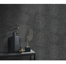 Close-up van een muur met reptielenleren behang en decoratie op een tafel