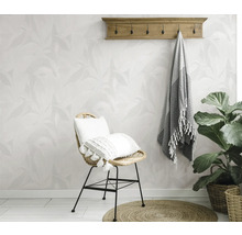 Lichte kamer met patroonbehang, stoel, handdoek en planten