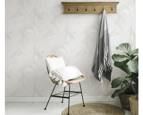 Lichte kamer met patroonbehang, stoel, handdoek en planten