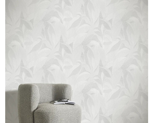 Lichte kamer met bladpatroonbehang en fauteuil