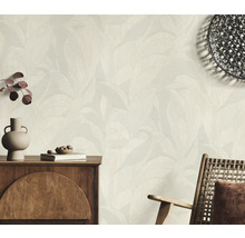 Decoratief interieur met behang met motief en houten meubels