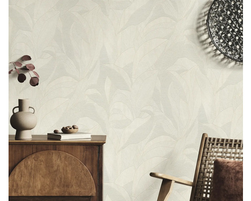 Decoratief interieur met behang met motief en houten meubels