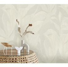 Behang met bladerpatroon op de achtergrond, tafel met decoratie op de voorgrond.