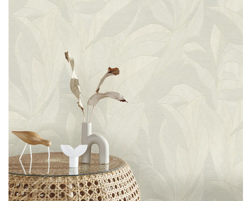 Behang met bladerpatroon op de achtergrond, tafel met decoratie op de voorgrond.