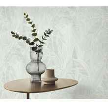 Close-up van een muur met behang met bladmotief, tafel met vazen