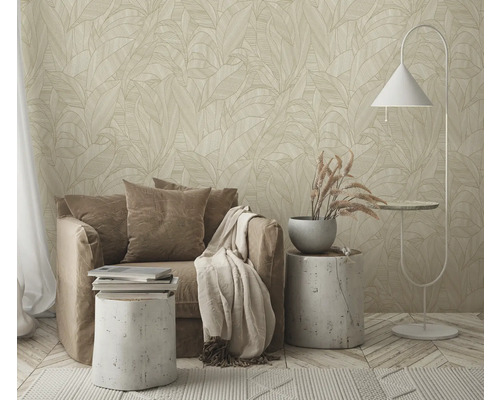 Uitnodigende woonkamer met fauteuil, vloerlamp en behang met bladerpatroon voor een harmonieuze sfeer