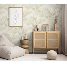 Decoratieve woonkamer met palmbladbehang, zitzak en houten dressoir