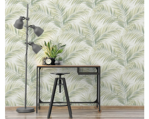 Scene met een vloerlamp, een bureau, een kruk en behang met palmmotief