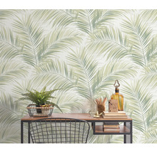 Decoratief interieur met palmbladbehang, bureau en accessoires