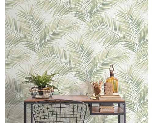 Decoratief interieur met palmbladbehang, bureau en accessoires