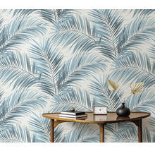 Kamer met palmbladmotiefbehang en houten tafel