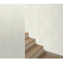 Wand met behang en houten trap