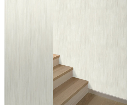 Wand met behang en houten trap