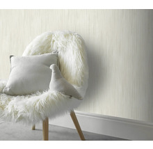 Decoratieve kamer met structuurbehang, stoel met kussens en knuffel