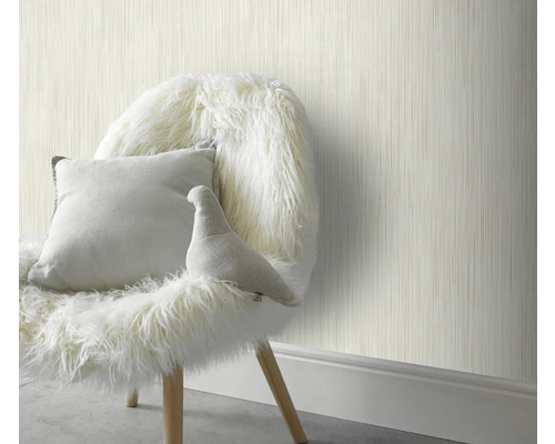 Decoratieve kamer met structuurbehang, stoel met kussens en knuffel