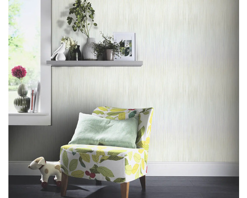 Scène met gestreepte behang, stoel met motief en plank