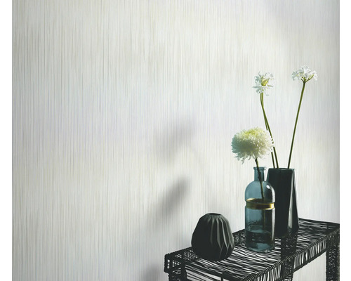 Licht behang met verticaal streepmotief in de woonkamer met bloemenvazen op een tafel