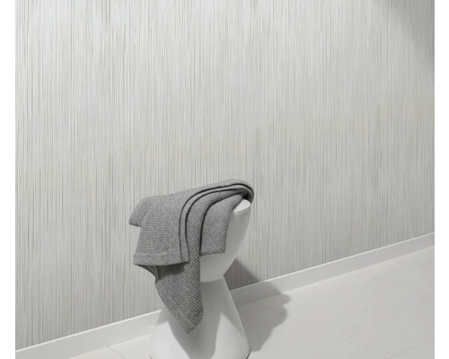 Scene met wit, rechtlijnig behang, een kruk en een deken