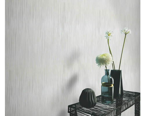 Licht behang met verticaal streepmotief voor een tafel met vazen en bloemen