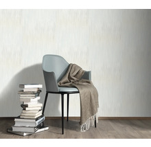 Wanddecoratie met behang, stoel, deken en stapel boeken voor een gezellige sfeer