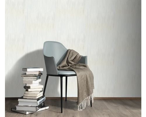 Wanddecoratie met behang, stoel, deken en stapel boeken voor een gezellige sfeer