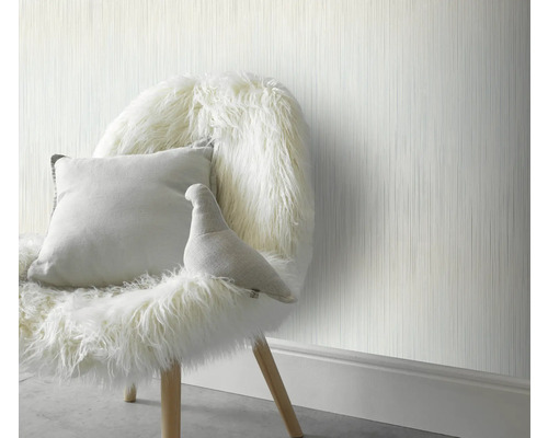 Decoratief interieur met een gestructureerd behang, een met bont beklede stoel en een kussen