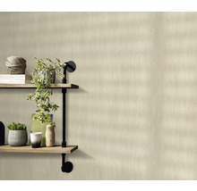 Beige textielbehang in kamer met plank en decoratie